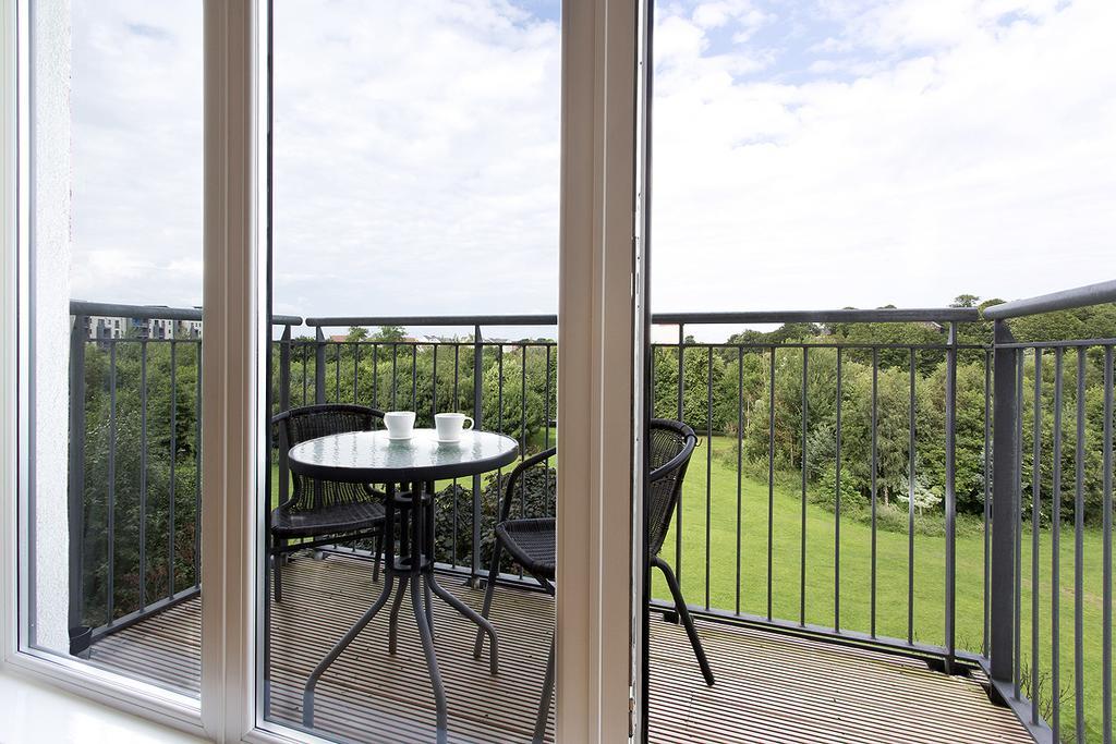 Lochend Park View Apartment Единбург Номер фото